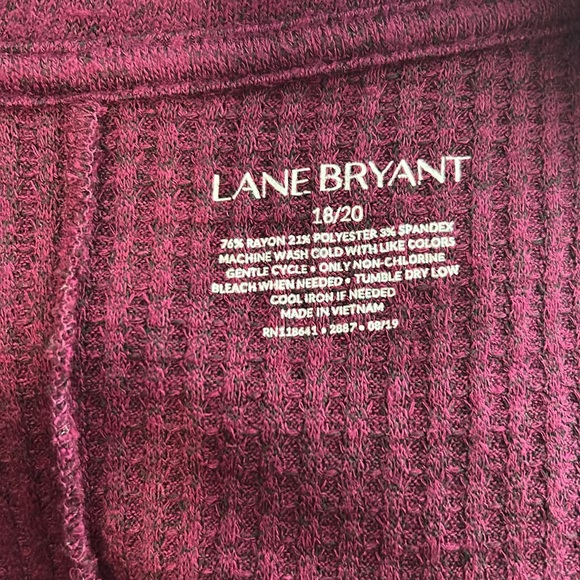 NWOT. Woman’s v-neck, long sleeve, waffle knit tunic length t-shirt in burgundy. - Picture 9 of 9